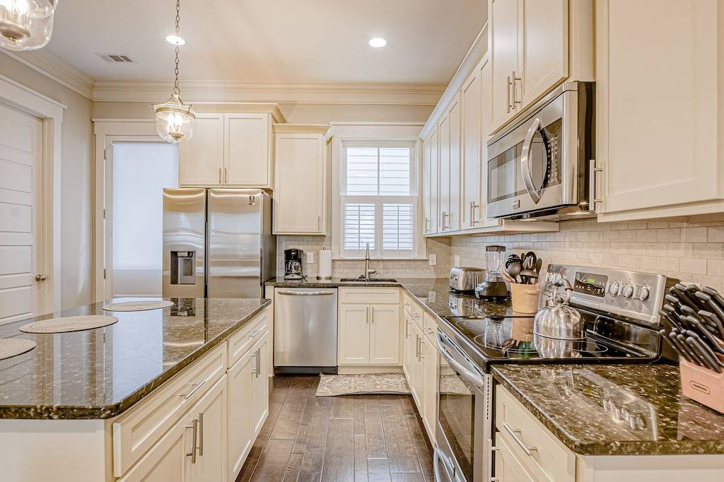 Newly Built Two-Story Townhouse w/Free Wifi, Washer/Dryer, and Central A/C in Savannah, Chatham County