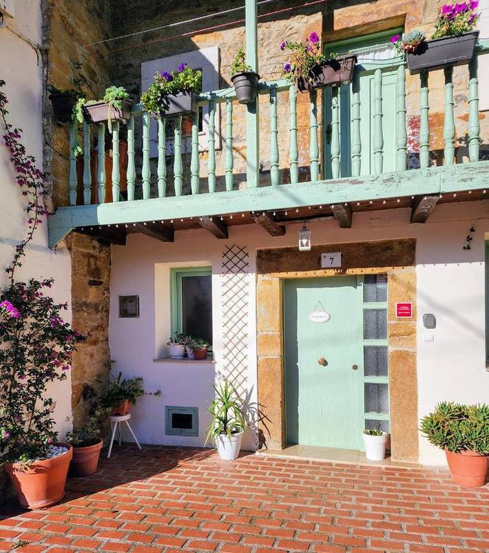 Apartamento para 18 personas, con Balcón y Terraza además de Jardín y Vistas en Entrambasaguas