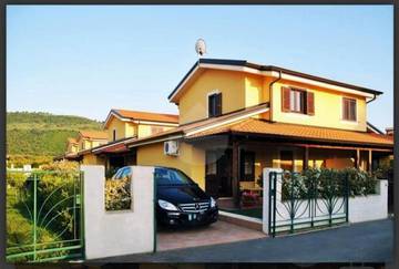 Location de vacances pour 8 personnes, avec piscine et jardin, adapté aux familles à Pizzo