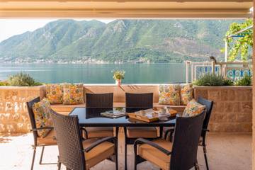 Villa für 10 Personen, mit Terrasse und Sauna sowie Meerblick und Pool in Montenegro