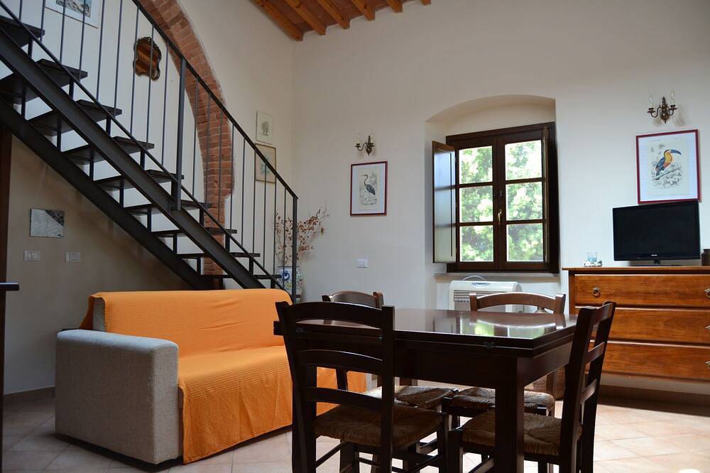 Lovely apartment for 5 guests with A/C, pool, Tv and panoramic view in Campiglia Marittima, Etruscan Coast