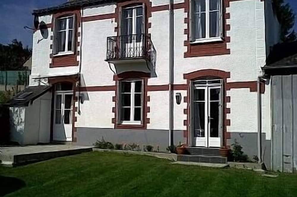 Luxury Gite In The Historic Josselin Centre Facing Impressive Medieval Chateau in Josselin, Pontivy region