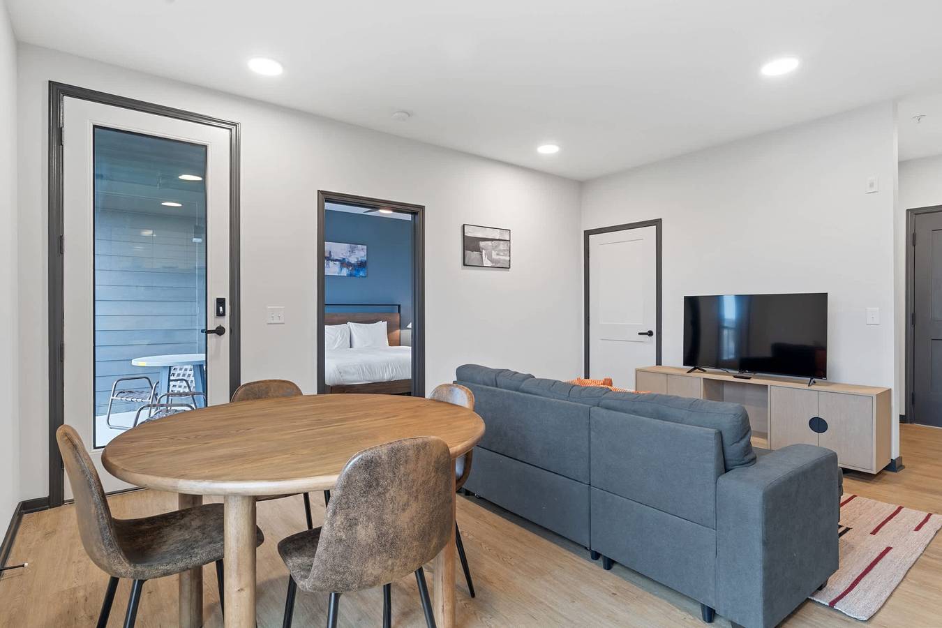 Entire apartment, Cozysuites Mass w parking lounge roof deck 27 in Indianapolis, Indiana