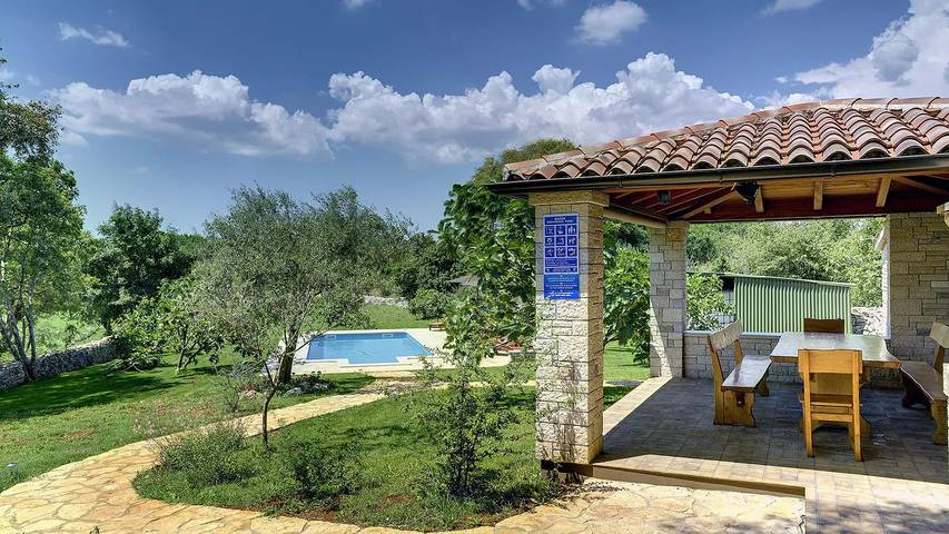 Ferienhaus für 8 Personen, mit Balkon und Garten sowie Pool