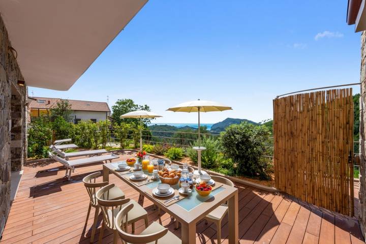 Appartamento per 6 persone, con terrazza e vista oceano, adatto a famiglie con bambini a Casarza Ligure