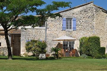 Gîte pour 4 personnes, avec jardin ainsi que terrasse et jacuzzi, animaux acceptés à Lussan
