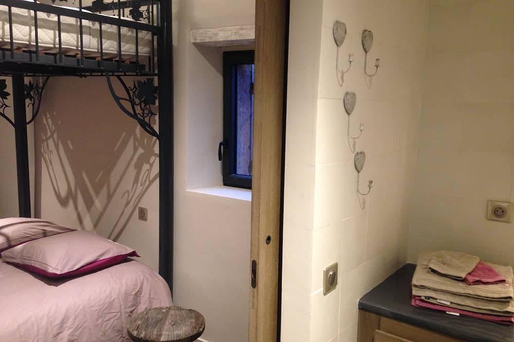 Comfortable restored Cabanon ocrier with shared pool - 6 people in Roussillon, Parc naturel régional du Luberon