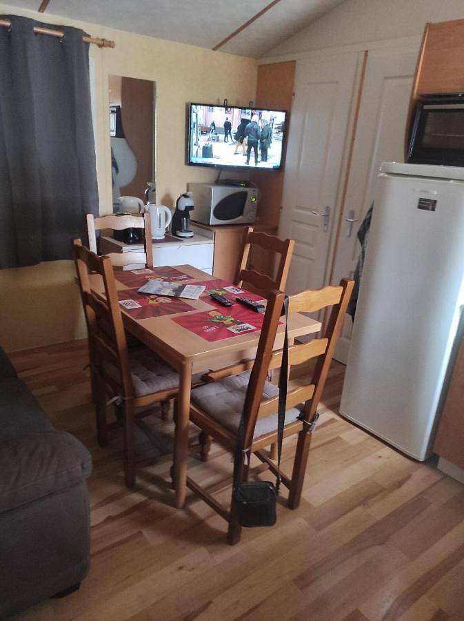 Camping pour 5 personnes, avec piscine et sauna ainsi que jacuzzi et terrasse dans Région de Besse-et-Saint-Anastaise - 4