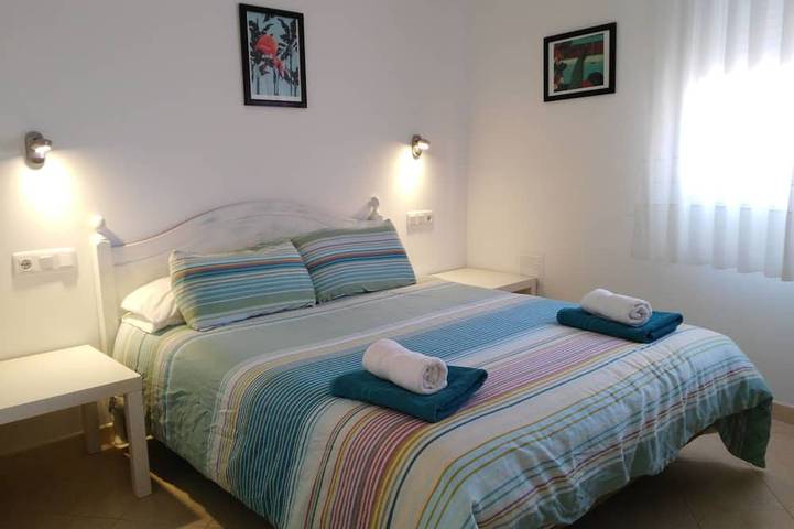 Casa Azul, Corralejo stilvolle, luftige Villa mit 2 Schlafzimmern in der Nähe von allem in Geafond, La Oliva