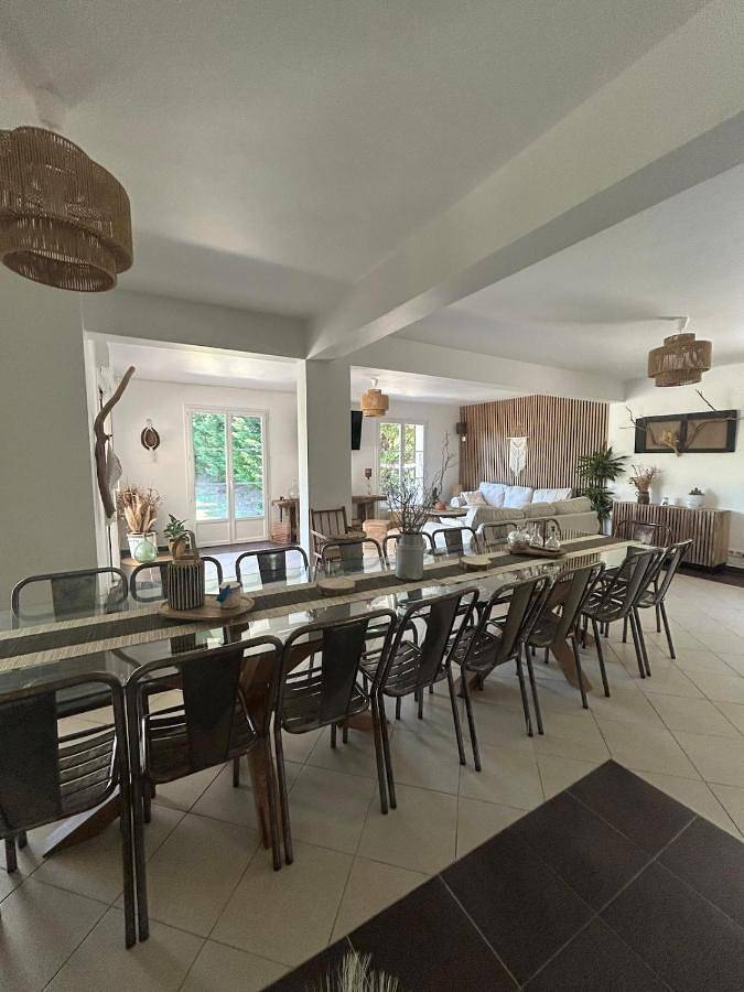 Location de vacances pour 16 personnes, avec terrasse ainsi que piscine et jacuzzi à Escolives-Sainte-Camille - 2