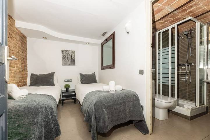 Appartamento intero, Split Level 4 Bedroom/3 Bath/8 sleeps in Barcelona Centre, Barcellona