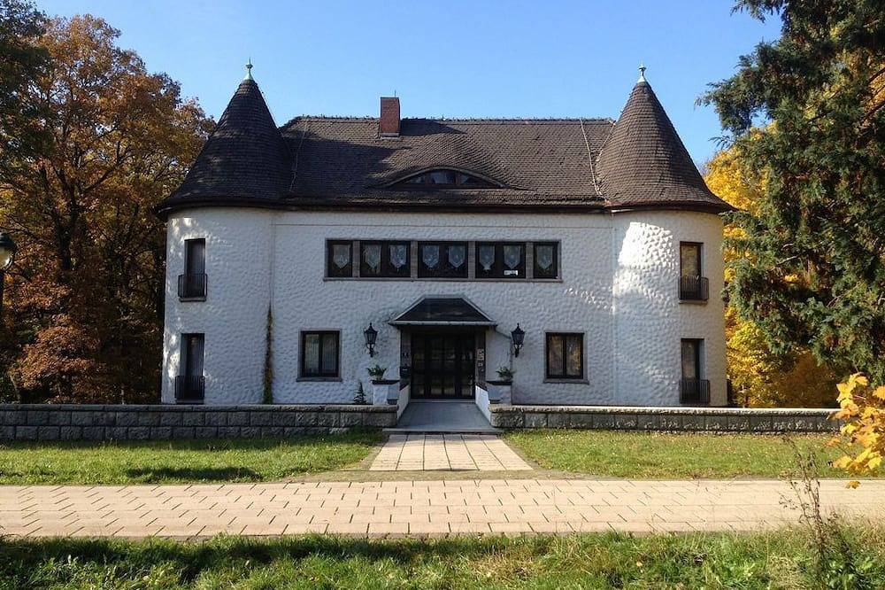 Ganze Wohnung, Villa Warzenburg, Fewo-2 mit Panorama-Blick, Balkon und Kamin. Urlaub mit Hund. in Friedrichroda, Rennsteig