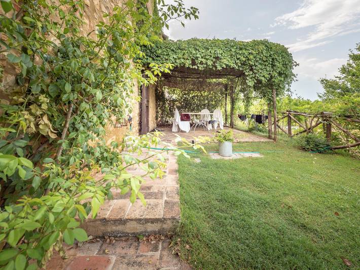 Agriturismo per 4 persone, con Balcone e Giardino nonché Piscina a Casole d'Elsa