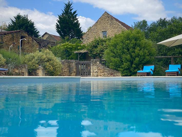 Gîte pour 4 personnes, avec terrasse ainsi que piscine et jardin