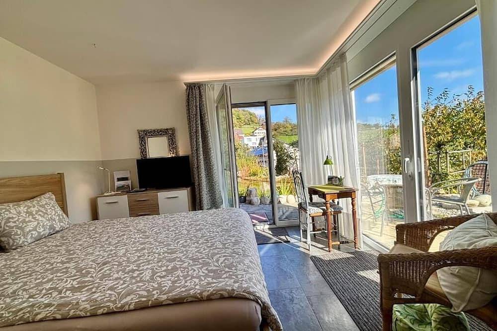 East Side Doublebed + 1 Singlebed own Bathroom, morning sun Mountain & Pool View in Zullwil, Kanton Solothurn