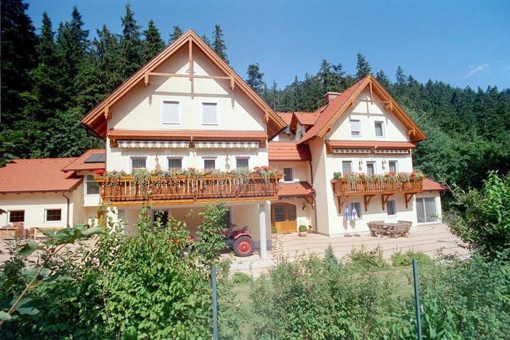 Ferienwohnung für 8 Personen, mit Balkon und Terrasse sowie Garten und Sauna in Puchberg am Schneeberg