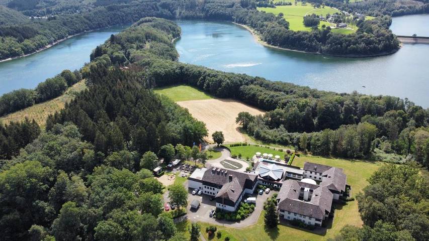Hotel für 4 Personen, mit Balkon und Terrasse sowie Garten und Pool in Olpe