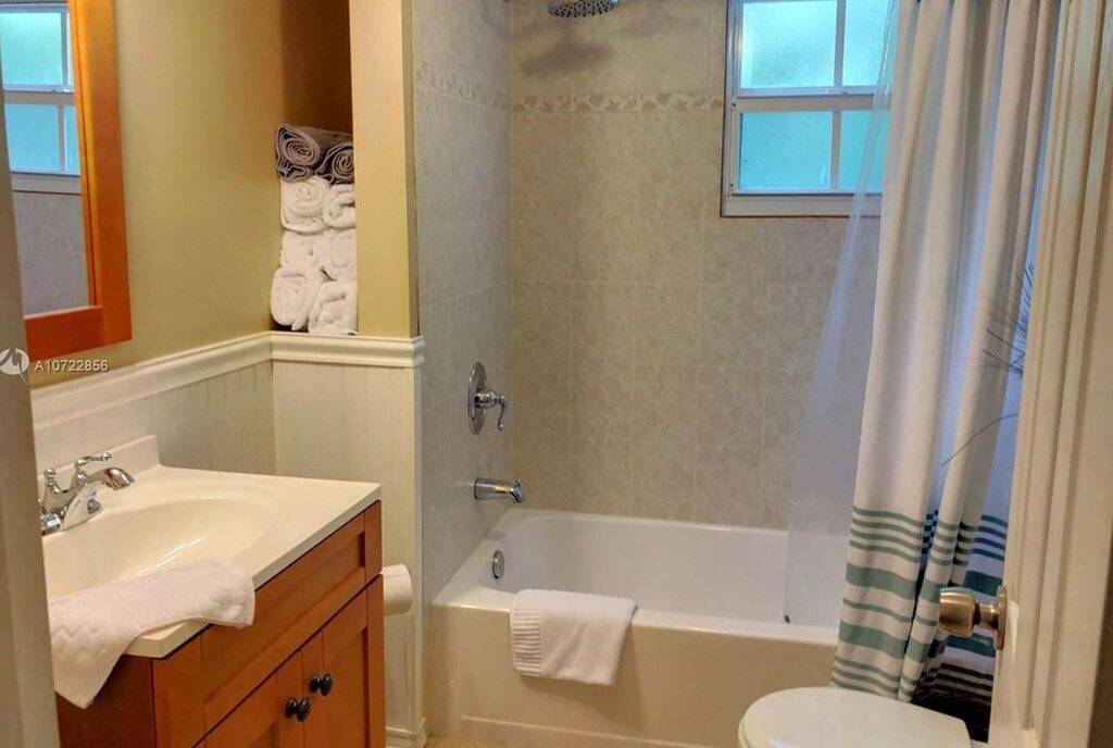 Cute and Cozy Cottage on a Corner Lot - Close to Dock and Beach! in Key Largo