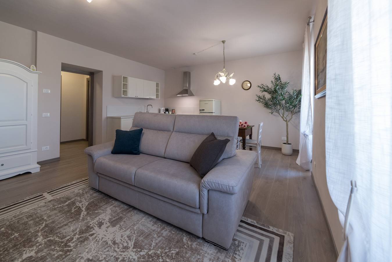 Appartamento intero, Appartamento 'Vigneto' con terrazza condivisa, Wi-Fi e aria condizionata in Cavaion Veronese, Prealpi Gardesane