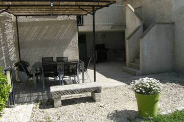 Gîte pour 6 personnes, avec terrasse et jardin à Grillon