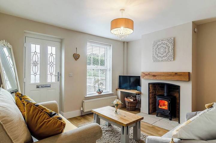 Cottage for 4 people, with hot tub and garden, with pets in Holt