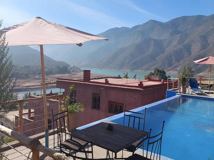 Chambre d’hôte pour 2 personnes, avec vue ainsi que piscine et jardin, adapté aux familles