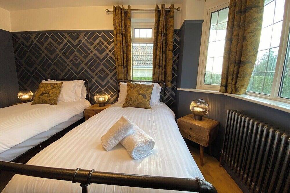 This bungalow is a 2 bedroom(s), 1 bathrooms, located in Broadstairs, England. in Botany Bay, Kent