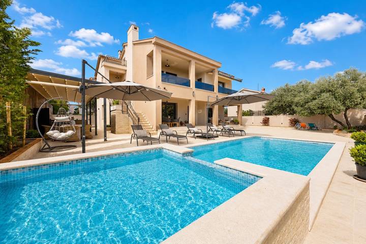 Villa for 9 people, with balcony and pool - 1