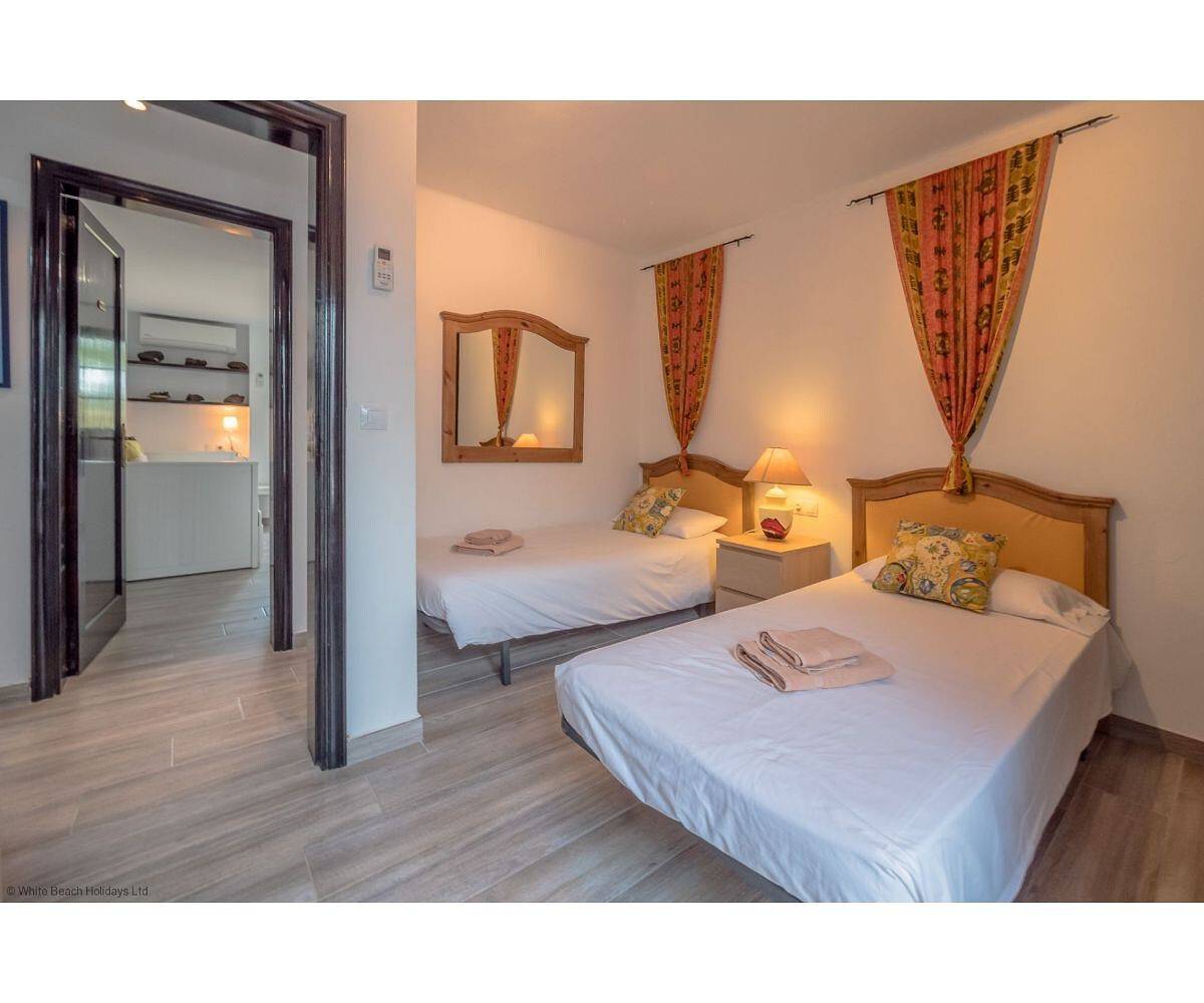 Apartamento entero, Apartamento "Puerto Chico I y J" con vistas al mar, terraza privada, piscina compartida y Wi-Fi in Playa Blanca, Yaiza