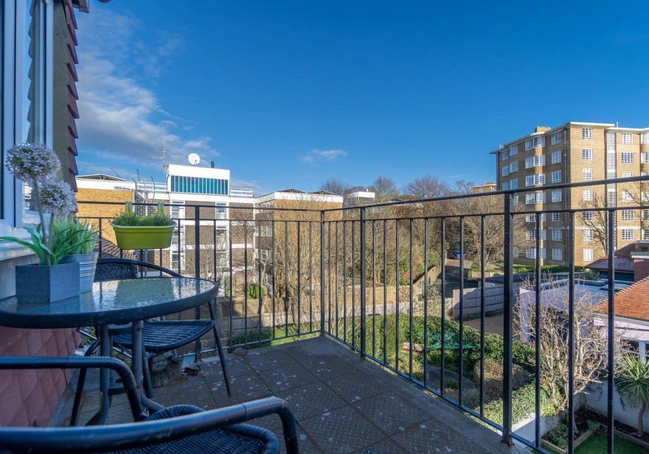 Entire apartment, Brunswick Fab Pad - 2 Bedroom & 2 bathroom & Garden view balcony. in Hove, Brighton
