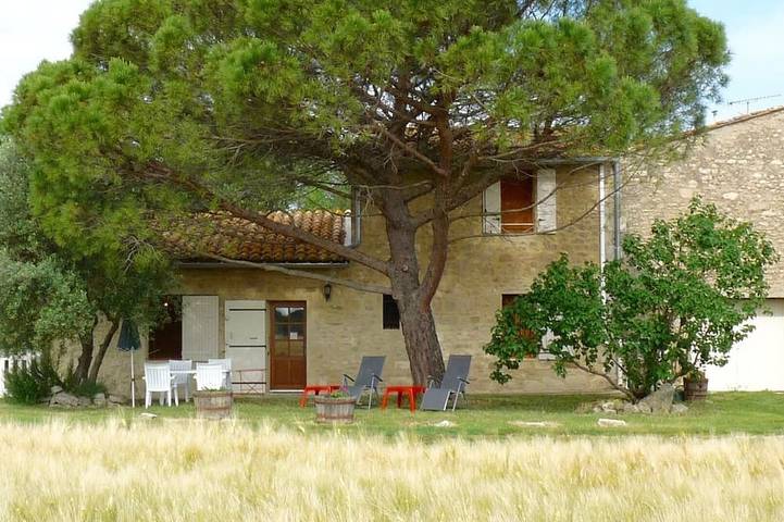 Gîte pour 4 personnes, avec jardin à Saint-Étienne-du-Grès
