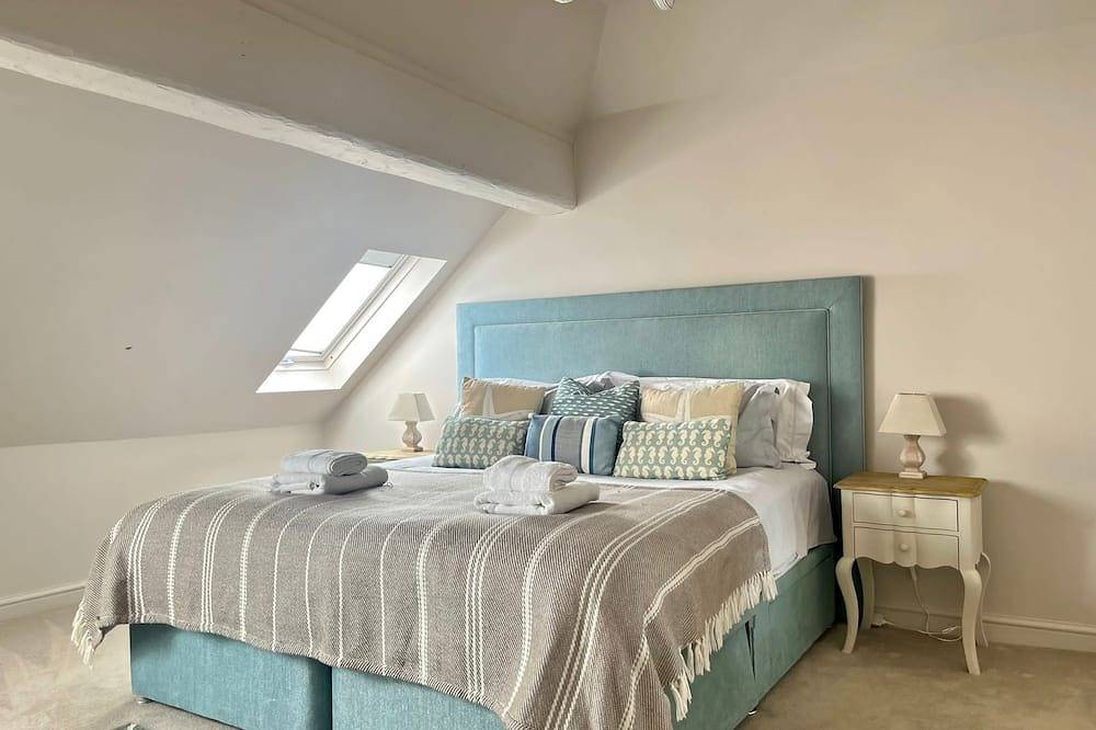 Stunning luxury stay, with hot tub, tennis court and sea views. Sleeping 16-18. in Rhoscolyn, Isle of Anglesey