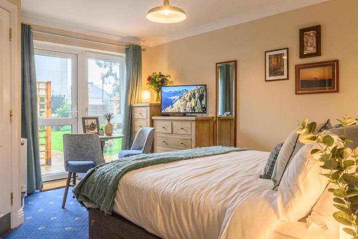 B&b for 2 people, with garden and view as well as terrace, with pets in New Forest