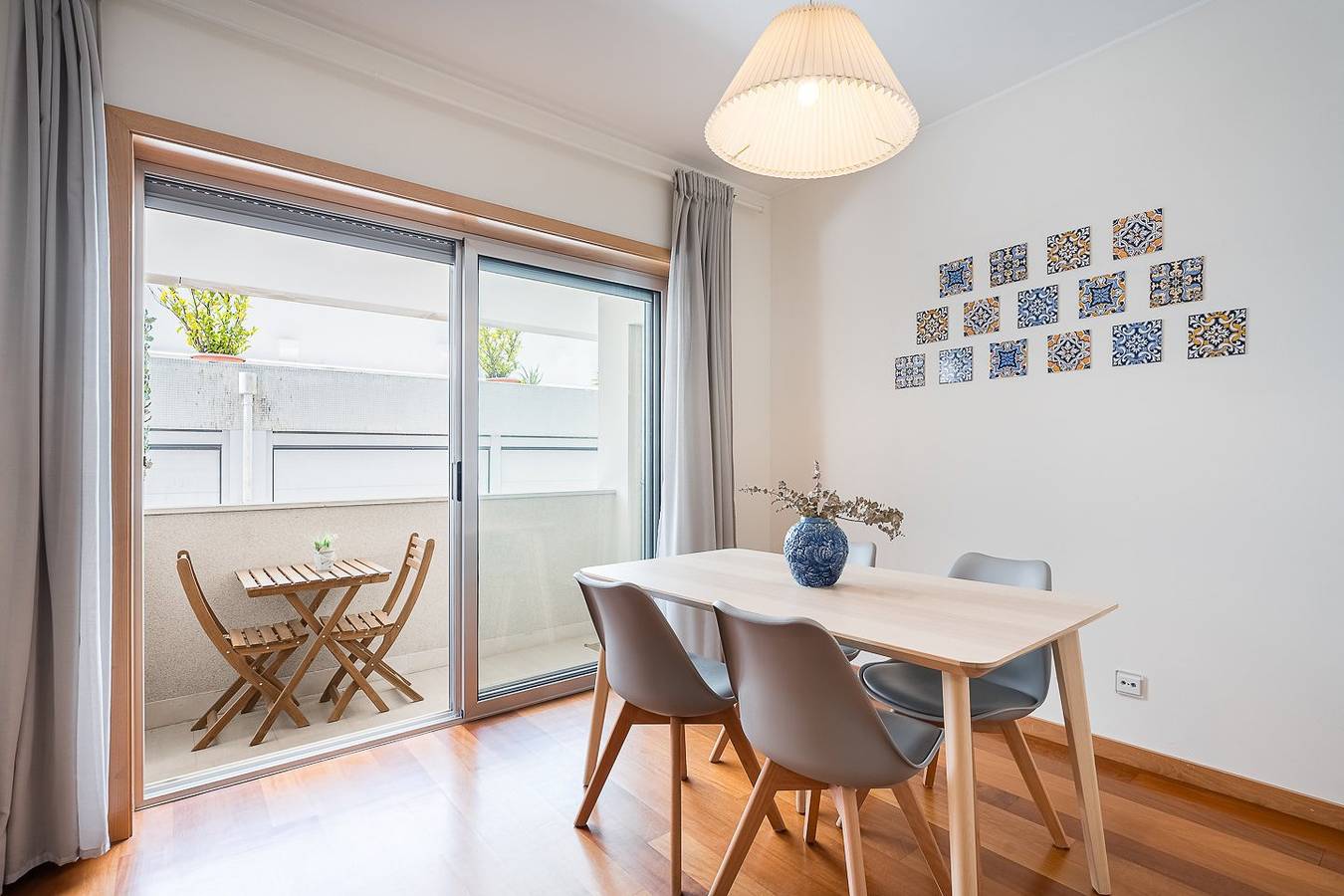 Entire apartment, Guestready - Cityscape residence with balcony in Cedofeita, Porto