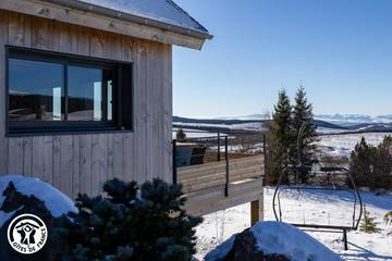 Gîte pour 12 personnes, avec terrasse et sauna ainsi que jardin et jacuzzi dans le Puy-de-Dôme