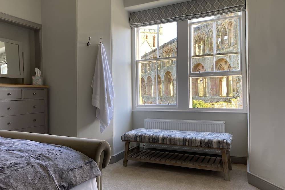Abbey House, charming traditional historic house. Spectacular views of the Abbey in Jedburgh, Scottish Borders