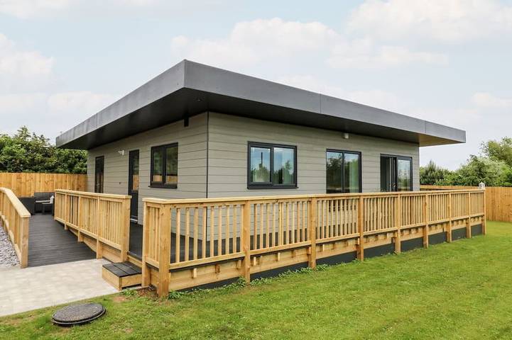 Log cabin for 4 people, with garden, with pets in Brandesburton