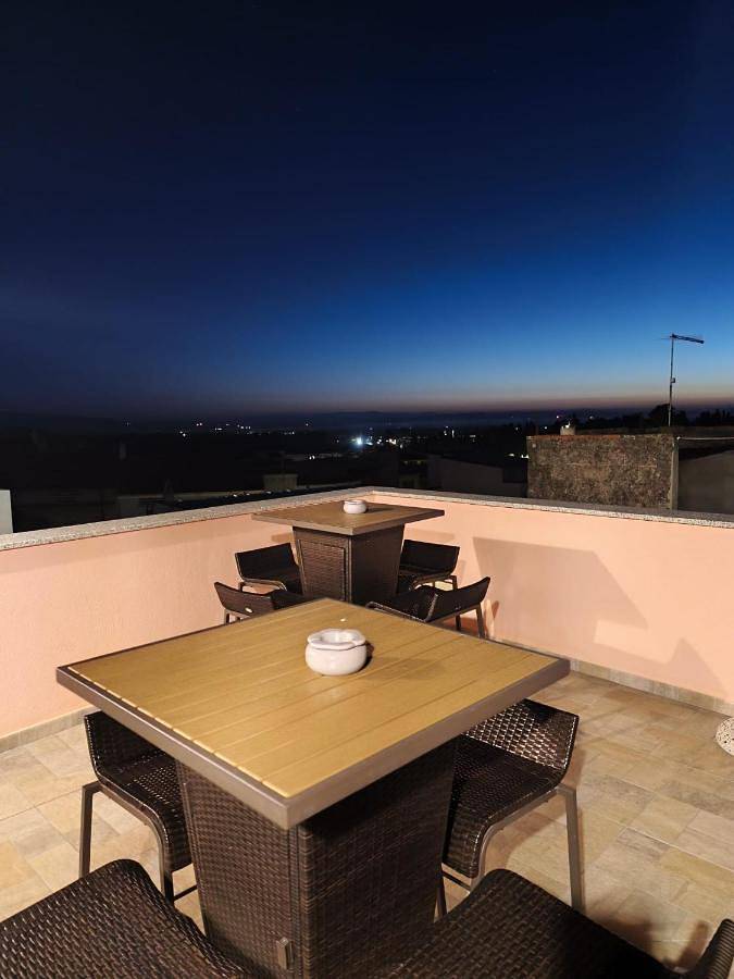 Gîte pour 2 personnes, avec Balcon et Terrasse ainsi que Jardin et Vue à Guspini - 2