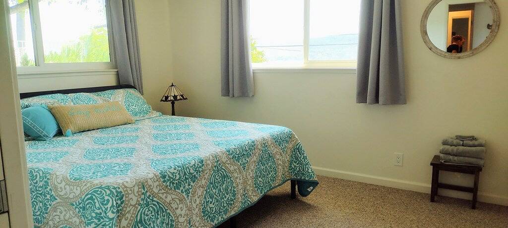 Casa Blanca waterfront house with private pier , sleeps 8. 4 bedrooms, 3 Bath in California North Coast