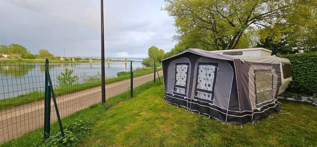 Camping pour 4 personnes, avec jardin et vue, animaux acceptés dans Saône-et-Loire