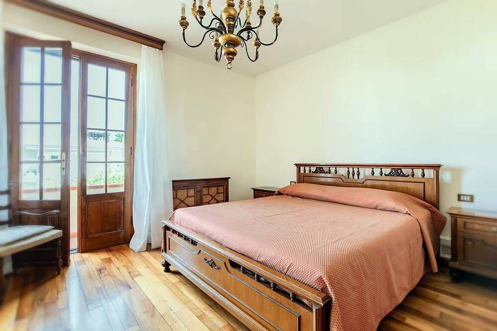 Spacious Villa by the Sea with Garden, King Suite and Porch in Lido di Camaiore, Camaiore