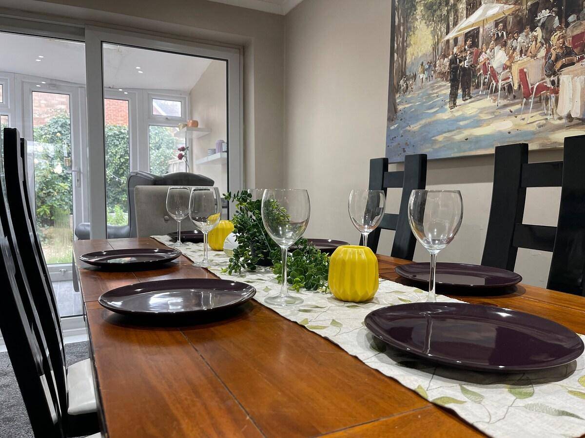 House Sleeps 6 with Garden and Parking in Leeds, Yorkshire del Oeste