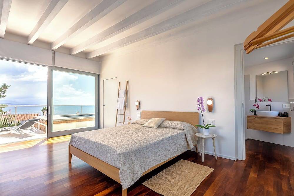 Luxury Seafront Villa with Rooftop Pool & Stunning Sea Views in Fertilia, Alghero