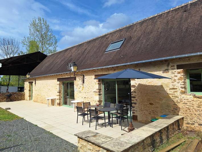Location de vacances pour 20 personnes, avec jardin ainsi que piscine et terrasse, animaux acceptés à Coulans-sur-Gée