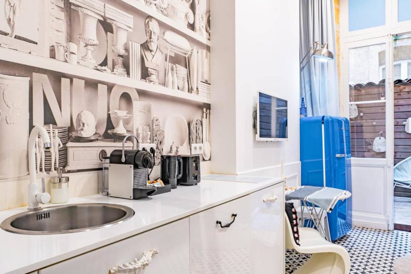 Appartement entier, Studio d'architecte charmant dans un immeuble du Xviiième dans le centre in Bordeaux, Région de Bordeaux