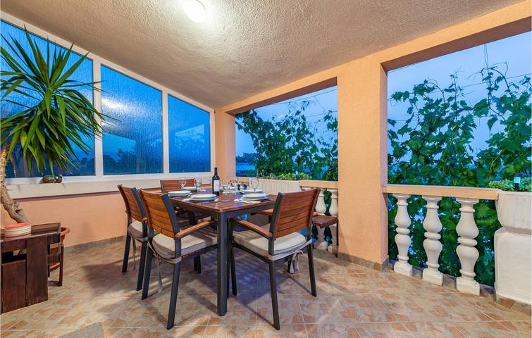 Charmantes Apartment mit beheiztem Pool in der Nähe von Vinjerac und der Küste in Posedarje, Zadar