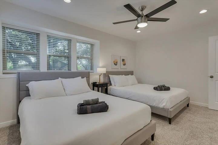 Vacation rental for 12 people, with balcony and yard as well as pool, with pets in Grand Prairie