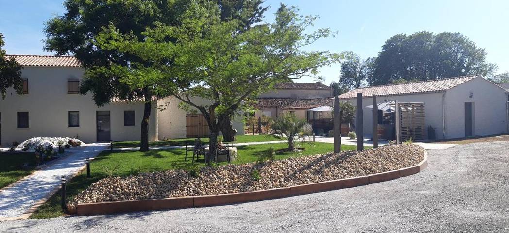 Location de vacances pour 2 personnes, avec jardin ainsi que terrasse et piscine à La Jarrie - 4