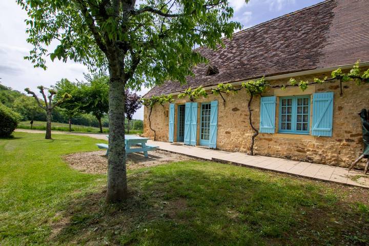 Gîte for 4 people, with Hot tub and Terrace as well as Garden and View in Dordogne