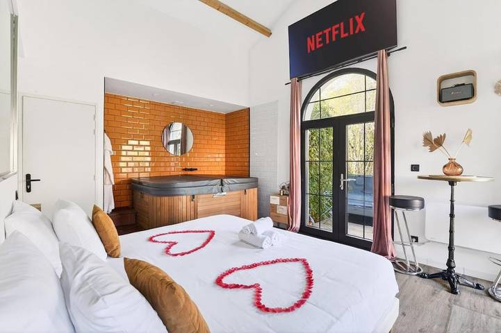 Location de vacances pour 2 personnes, avec terrasse et jacuzzi, animaux acceptés à Dardilly